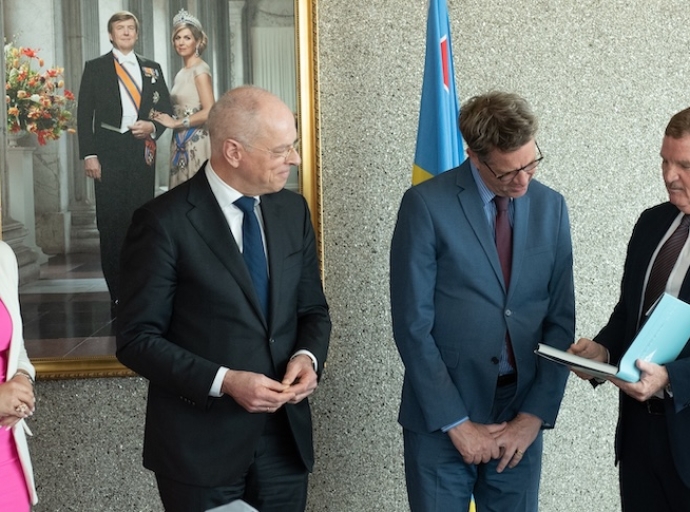 Minister President Eman ta duna regalo simbolico na presidente di Eerste y Tweede Kamer
